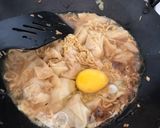 Foto langkah ke 5 dari resep Mie goreng pangsit.