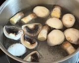 Une image de l'étape 1 de Soupe de nouilles Udon aux œufs et aux champignons de Paris.