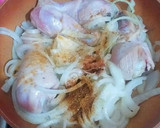 Foto del paso 4 de la receta: Muslos de pollo en salsa ligera cebollas y toque de especias