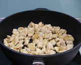 Foto langkah ke 2 dari resep Tumis ayam goreng tahu bunga bawang.