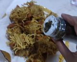 Foto langkah ke 3 dari resep Mie menggulung sosis goreng krispi.