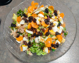 Foto del paso 1 de la receta: Ensalada caprichosa con atún y frutas secas