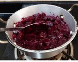 A picture of step 2 of Beetroot Halwa.