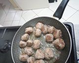 A picture of step 2 of Meatballs in sauce.
