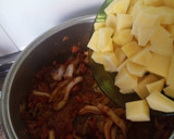 Foto del paso 5 de la receta: Patatas guisadas con calamar congelado