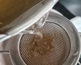 Foto del paso 3 de la receta: Infusión de manzanilla (camomila) con limón 🍋