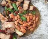 A picture of step 2 of Stew pork belly with baked beans.