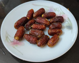 A picture of step 1 of Dates Cocoa Milk Shake.