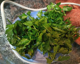 Foto del paso 3 de la receta: Salmón en salsa verde con guarnición de patatas y espárragos