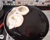 A picture of step 2 of Garlic bread egg toast.