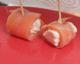 Foto del paso 2 de la receta: Roll de salmón ahumado para picoteo