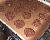 Foto del paso 3 de la receta: Galletitas de cacao sin harina ni azúcar