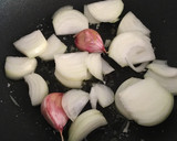 Foto del paso 3 de la receta: Arroz chino con berenjenas caramelizadas, tomates asados y aliño de yogur