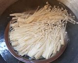 Foto langkah ke 2 dari resep Jamur Enoki Siram Saus Garlic.