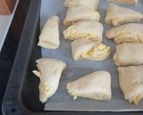 Sajtos vajas fokhagymás kelt hàromszög recept fázis 4 fotója