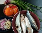 Foto langkah ke 2 dari resep Ikan kembung goreng kuah tomato.