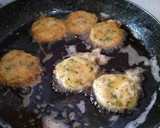 Foto langkah ke 4 dari resep Perkedel kentang dengan oregano dan basil.