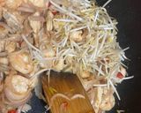 A picture of step 4 of Malaysian style Mie goreng.