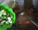 Foto langkah ke 2 dari resep Sayur timun telor kuah.