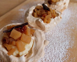 Foto del paso 7 de la receta: Minipavlova de crema de vainilla, manzana y pasas