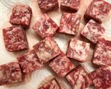 Foto langkah ke 1 dari resep Garlic Butter Saikoro Beef.