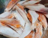 Hình bước làm 1 của món Vây cá hồi rang muối