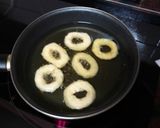 Foto del paso 2 de la receta: Bocadillo de calamares con mayonesa de cebolla y tomate