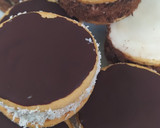 Foto del paso 3 de la receta: Alfajores Helados Con Crema De limón y Crema Chocotorta
