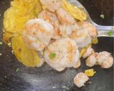 A picture of step 4 of Scrambled Eggs with Shrimp (虾仁滑蛋).