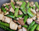Foto del paso 2 de la receta: Pasta con espárragos, setas y panceta sin gluten