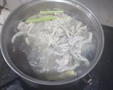 Foto langkah ke 2 dari resep Usus Ayam Bumbu Kuning daun kemangi💛.
