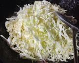 Foto langkah ke 3 dari resep Tumis kubis telor orak arik.