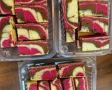 Gambar langkah 9 resipi Kek Marble Neapolitan.