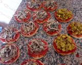 صورة لخطوة 3 من وصفة ميني 🍕 بيتزا بتونة والجبن