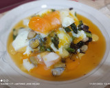 Foto del paso 3 de la receta: Huevos con habitas confitadas, cebolla picante y espárragos