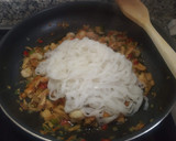 Foto del paso 5 de la receta: Fideos o Noodles de arroz con gambas, pollo y salsa de soja