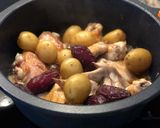 Foto del paso 6 de la receta Alitas y muslos en salsa de soja y miel con patatitas, cebolla y dátiles