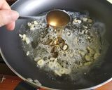 Φωτογραφία βήματος 1 της συνταγής Σολομός καραμελωμένος με μέλι, βαλσάμικο και σκόρδο στο τηγάνι