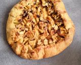Une image de l'étape 4 de Tarte rustique aux pommes, banane et caramel.