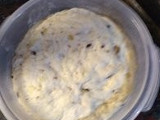 Pan casero relleno con cebolla, queso y semillas