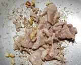 รูปขั้นตอนการทำที่ 1 ของ หมูผัดน้ำมันหอยคะน้าฮ่องกง
