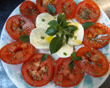 Foto del paso 1 de la receta: Queso fresco con tomates y albahaca