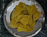 A picture of step 4 of Cheesy nachos with salsa.