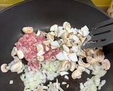 A picture of step 2 of Single Serving Black Pepper Mushroom Teppan Noodles.