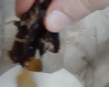 A picture of step 1 of Banana and date shake.