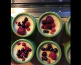 Une image de l'étape 3 de Flans vanille et fruits rouges.