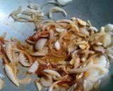 รูปขั้นตอนการทำที่ 2 ของ ผัดเผ็ดกะเพราลูกชิ้นไก่