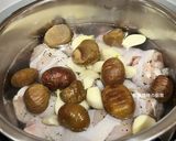 A picture of step 4 of Garlic Chestnut Chicken Drumstick Soup.