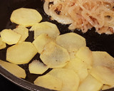 Foto del paso 3 de la receta: Chip Burger con queso fundido, huevo y cebolla caramelizada