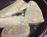 Foto del paso 3 de la receta: Cazuela de pescadilla encebollada con vino tinto